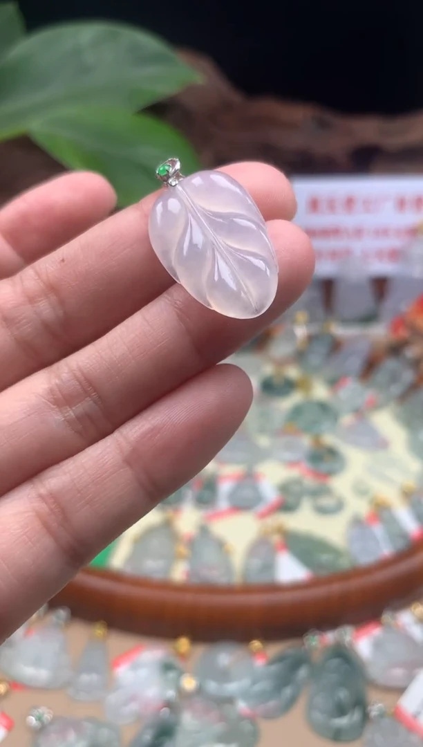 【闪购商品】翡翠颈饰18K金镶嵌叶子