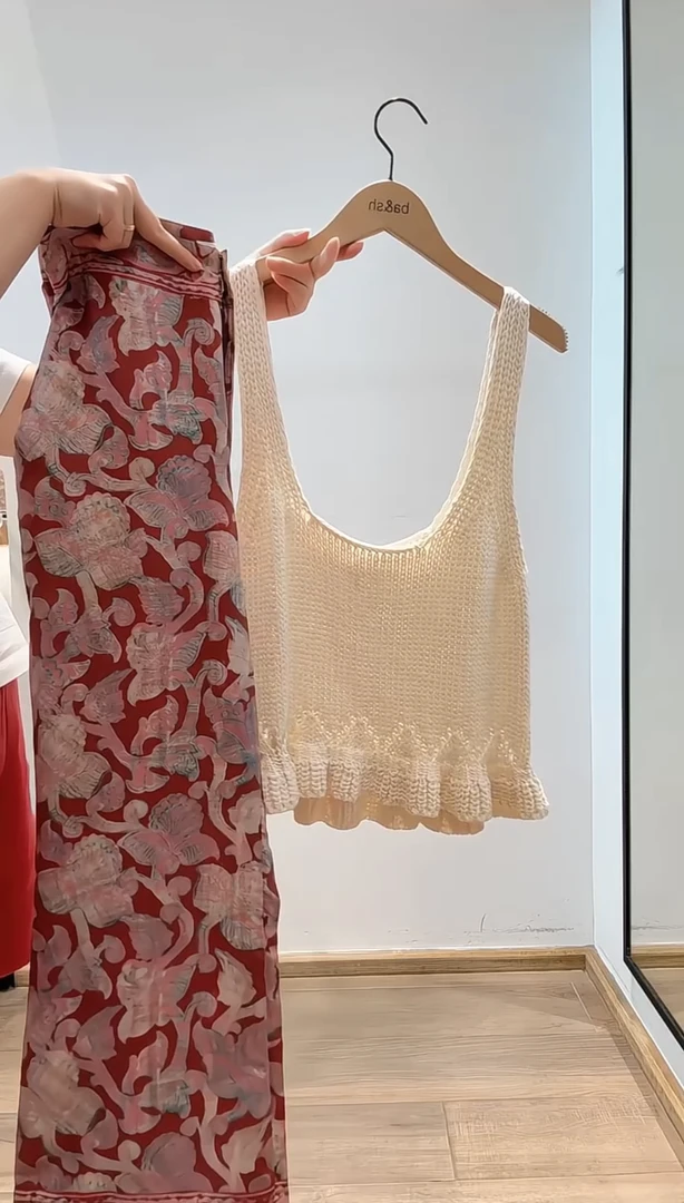 2025夏季新款设计感坑条鱼尾针织吊带背心女上衣百搭碎花阔腿裤