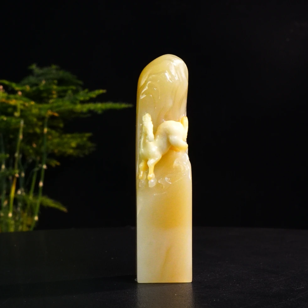 37寿山石结晶善伯一马当先印章65.3克2x2x8.3cm，2IF