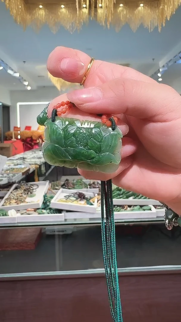 颈饰未镶嵌和田玉吊坠