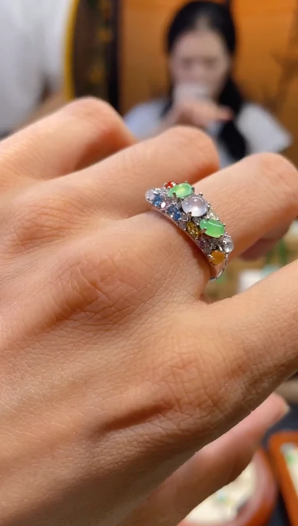 翡翠未镶嵌颈饰戒指