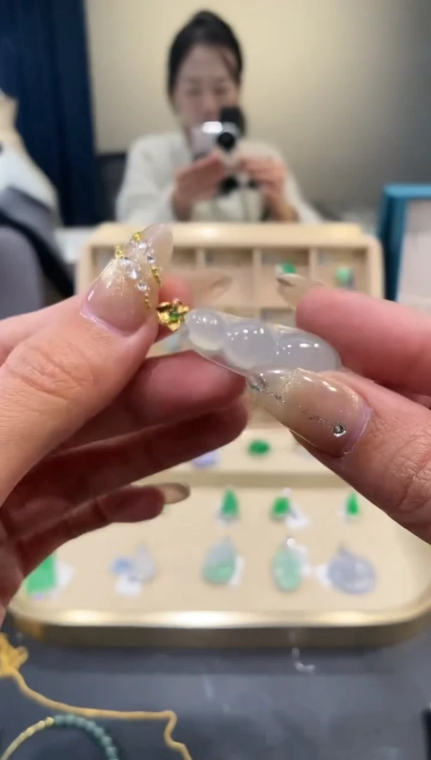 【闪购商品】翡翠颈饰18K金镶嵌豆子