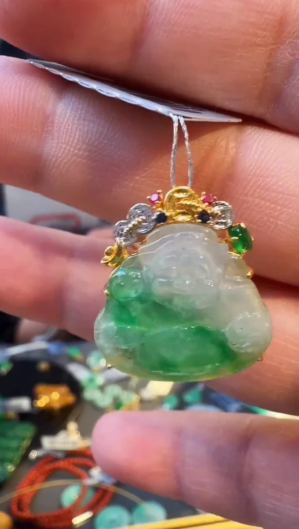 颈饰18K金镶嵌翡翠吊坠