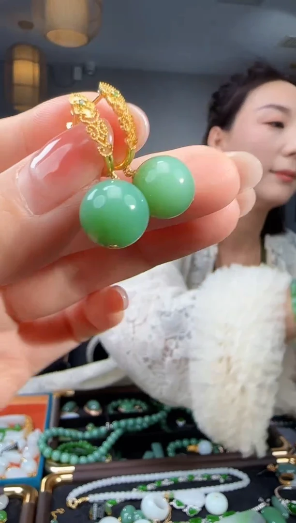 18K金镶嵌和田玉耳饰1