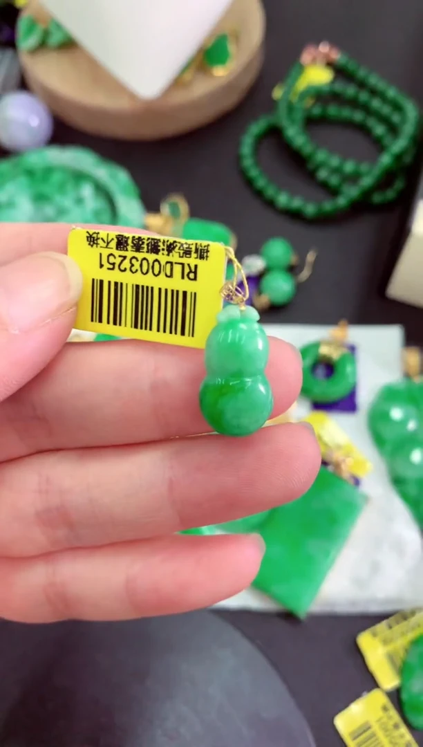 颈饰未镶嵌翡翠挂件