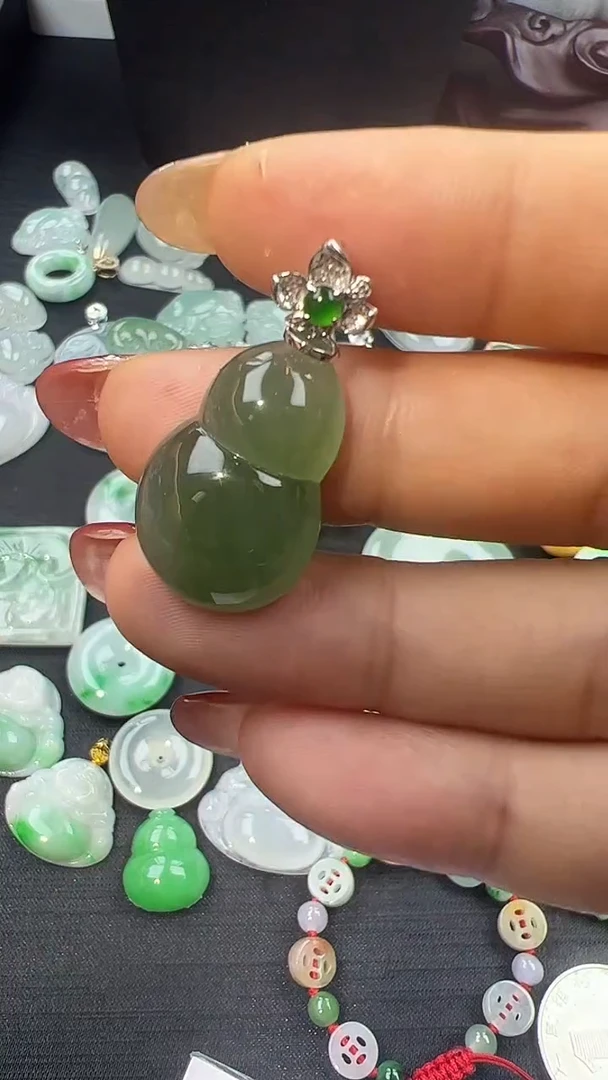 翡翠18K金镶嵌颈饰葫芦