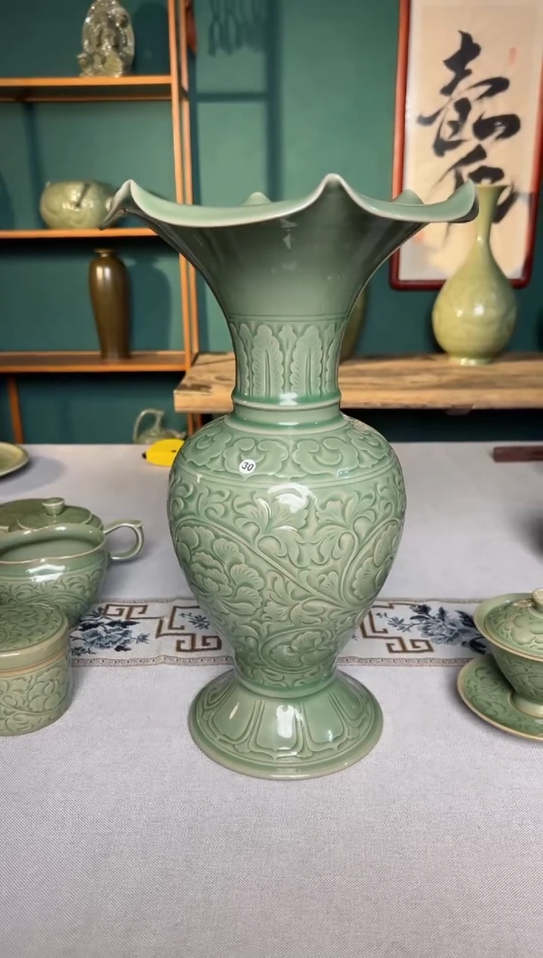 【闪购商品】其他纯手工秘色缠枝牡丹花口凤尾尊30号