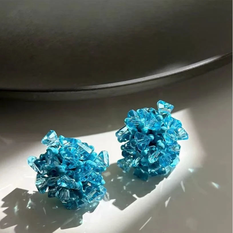 铜合金仿水晶耳饰 度假风蓝色串珠耳钉手工编织绣球高级感显白