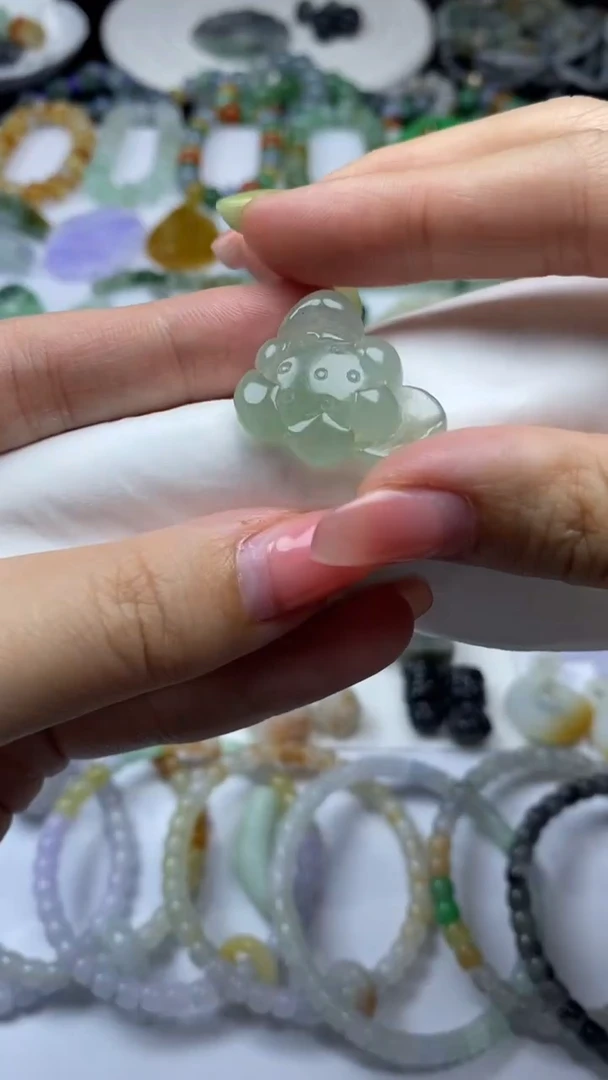 翡翠挂件未镶嵌翡翠