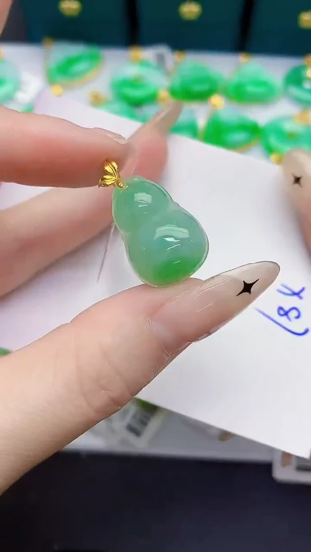 颈饰18K金镶嵌翡翠缅甸天然翡翠A货