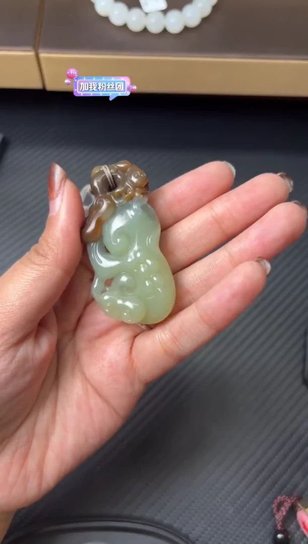 吊坠(赠链)未镶嵌和田玉若羌微色差吊坠