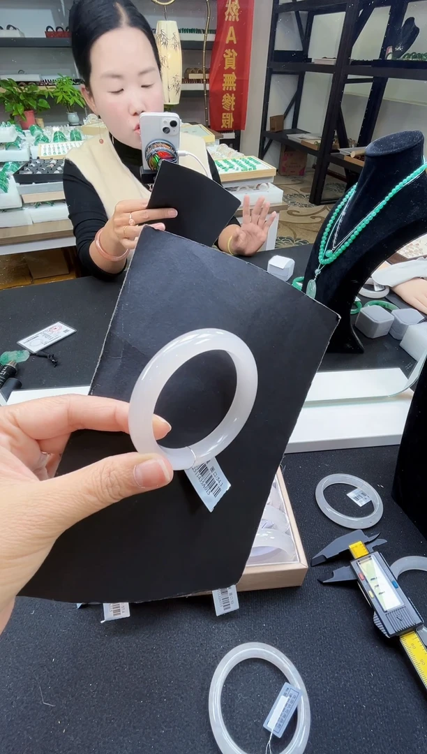 未镶嵌手镯石英质玉（非洲翠）香*54