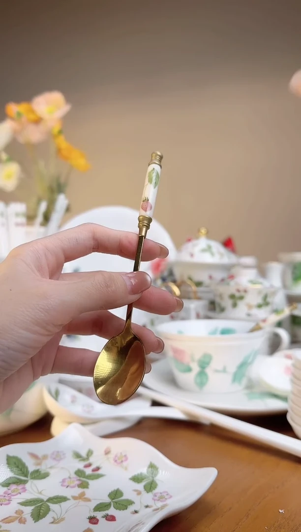 【闪购商品】莓高骨瓷铜勺子莓高骨瓷铜勺子