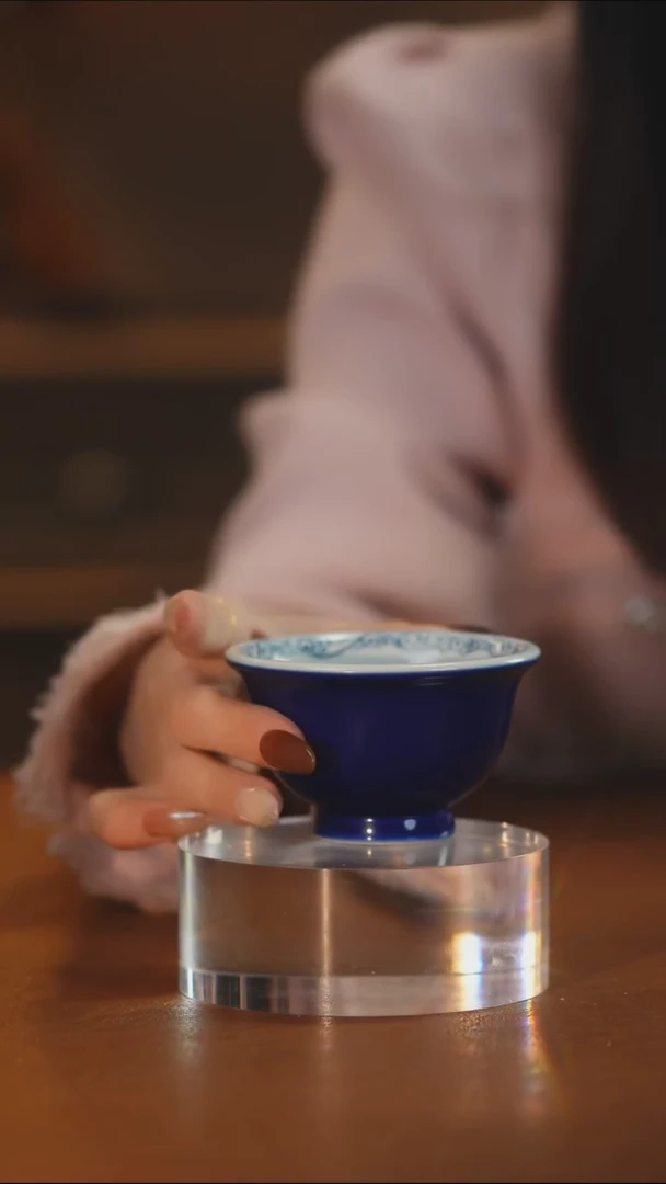 霁蓝内绘八宝压手杯