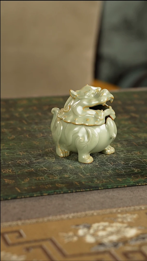 善窑厂粉青香炉狻猊