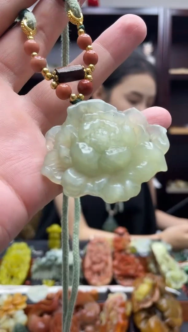 岫玉未镶嵌吊坠·