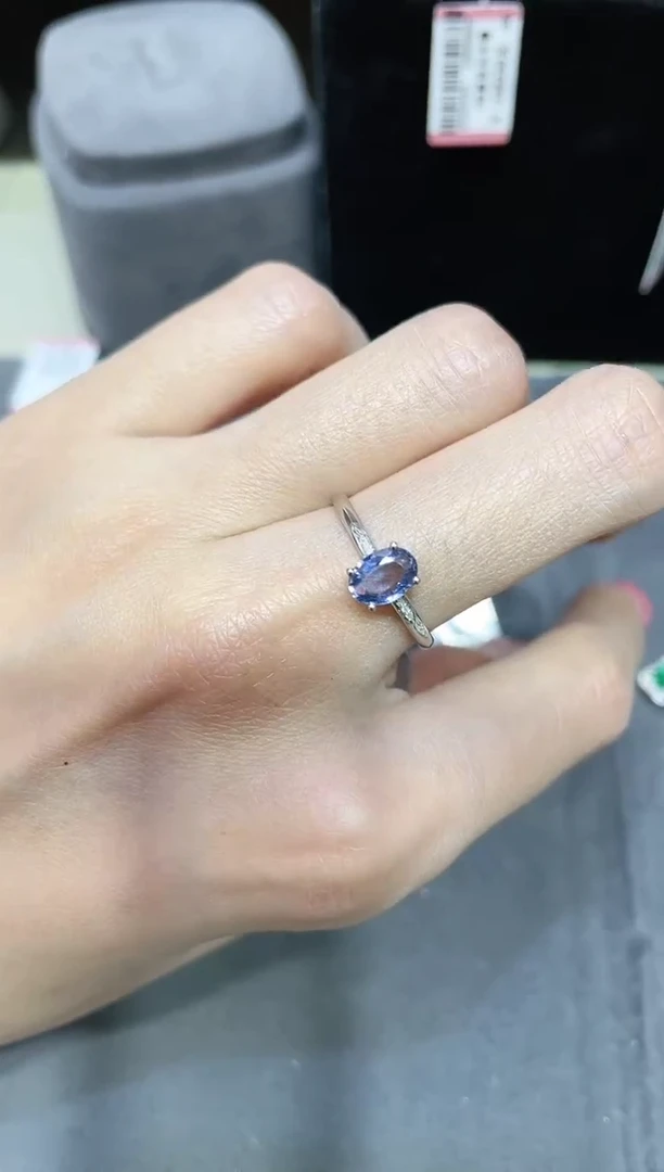 18K金镶嵌蓝宝石戒指
