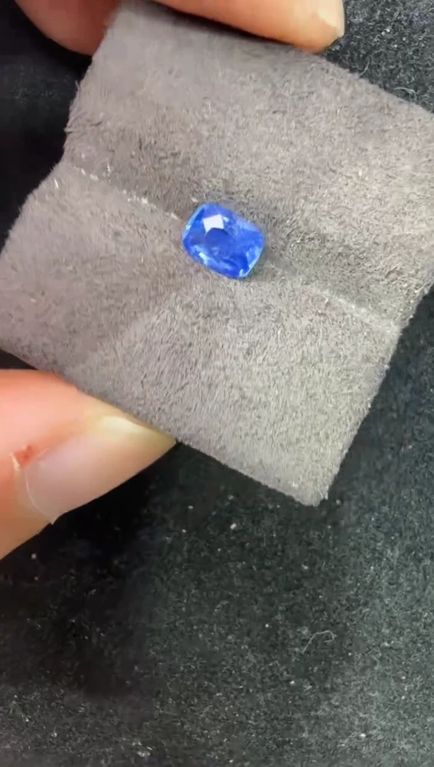 未镶嵌定制定制蓝宝石天然矢车菊0.97克拉国际证书