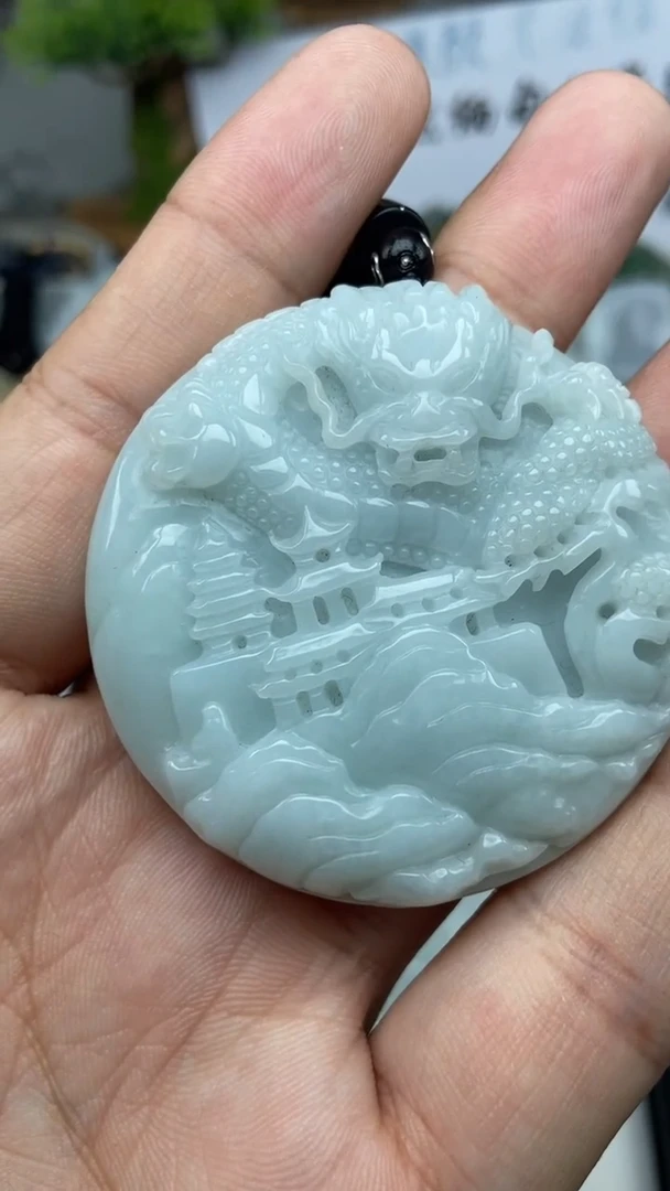 翡翠未镶嵌颈饰山水
