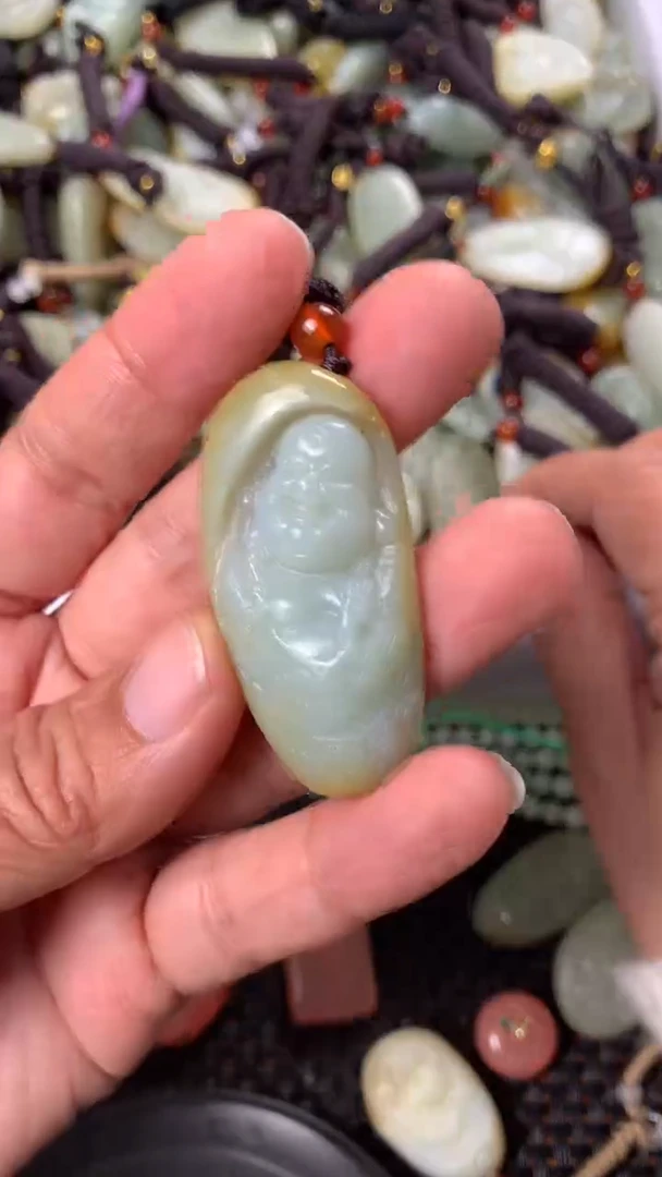 【闪购商品】和田玉颈饰未镶嵌多样性发货没有证书.拍一发一，有瑕