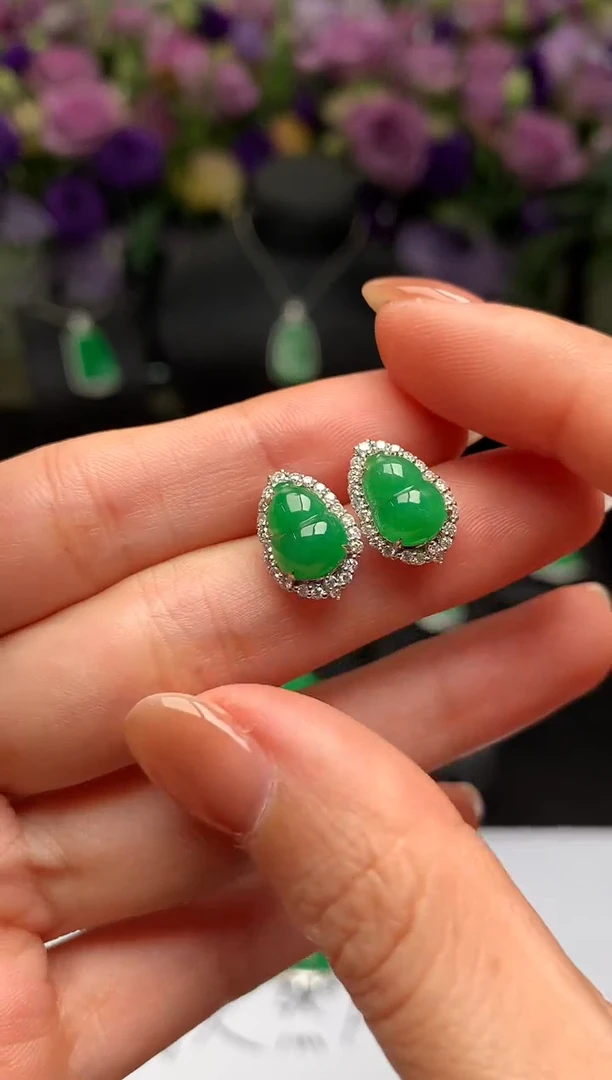 18K金镶嵌翡翠耳饰耳钉