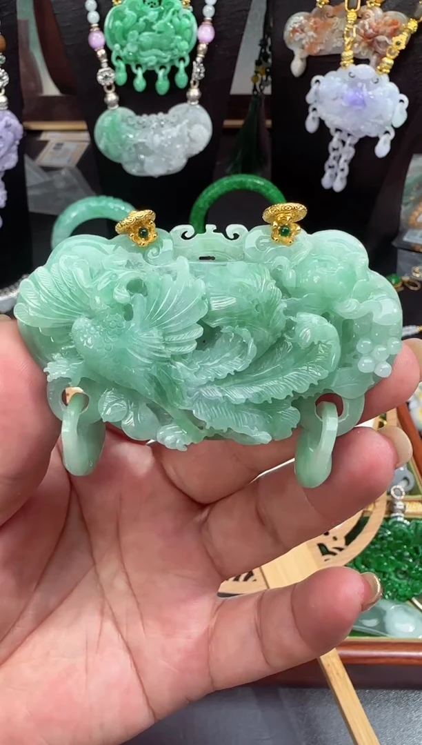 翡翠未镶嵌颈饰拍照