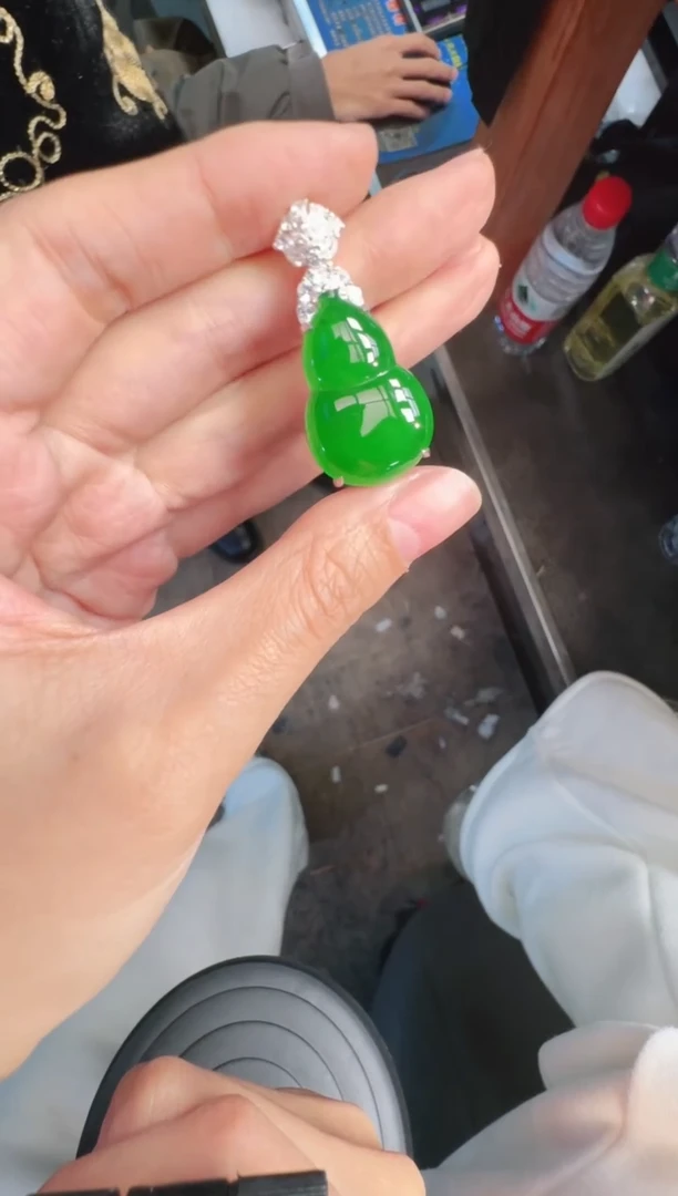 未镶嵌定制翡翠A货有轻微色差属于正常现象，葫芦1
