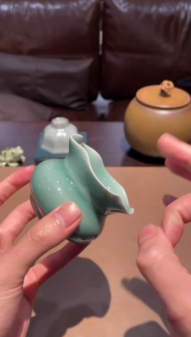 45窑承青瓷花口小渣斗