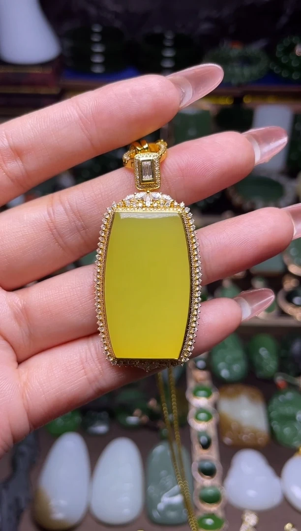 颈饰18K金镶嵌和田玉鸡油黄无事牌