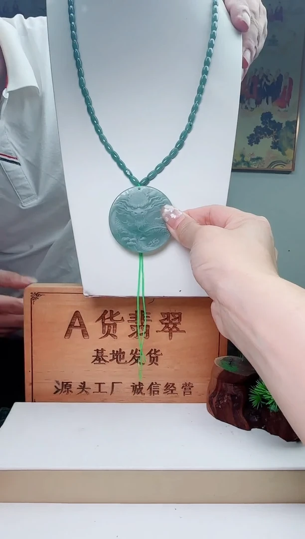 翡翠未镶嵌颈饰多样性发其一