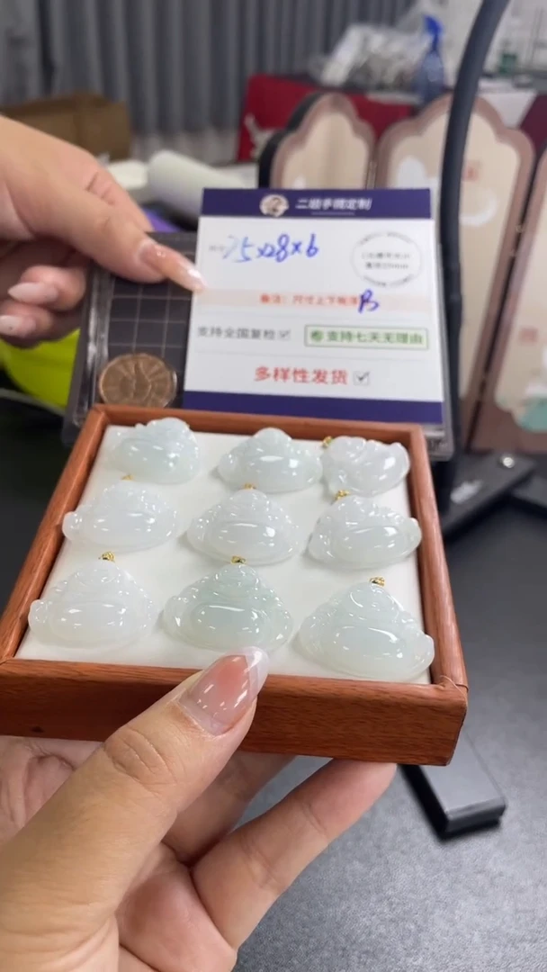 18K金镶嵌挂件翡翠荔枝肉佛公多样性发其一CP10配绳