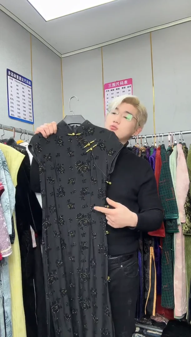 尺码：M M M，看清尺码再下单，特价款，少量微瑕疵，不退还。介意勿拍