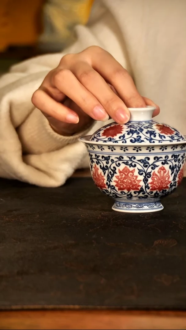 青花釉里红缠枝莲盖碗CJ