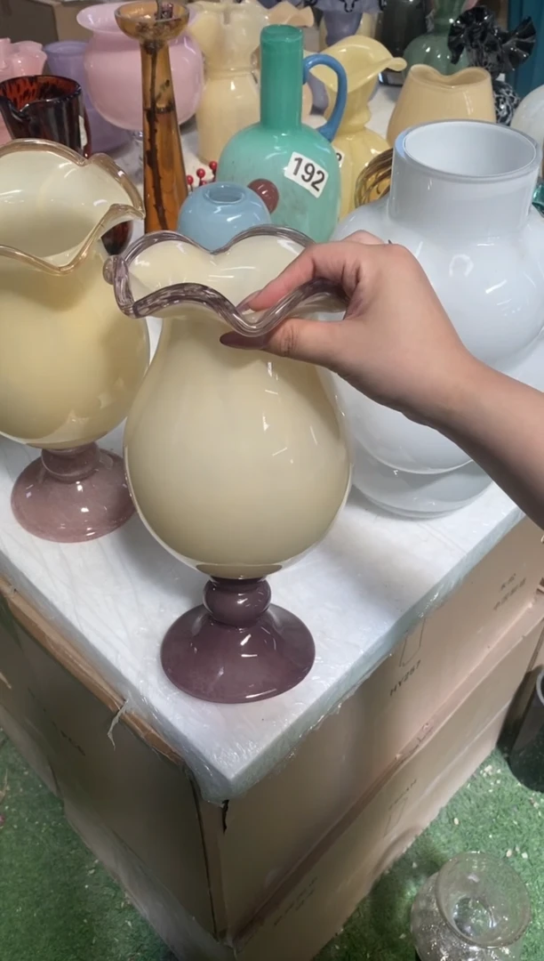 010人工吹制花瓶会有人工痕迹