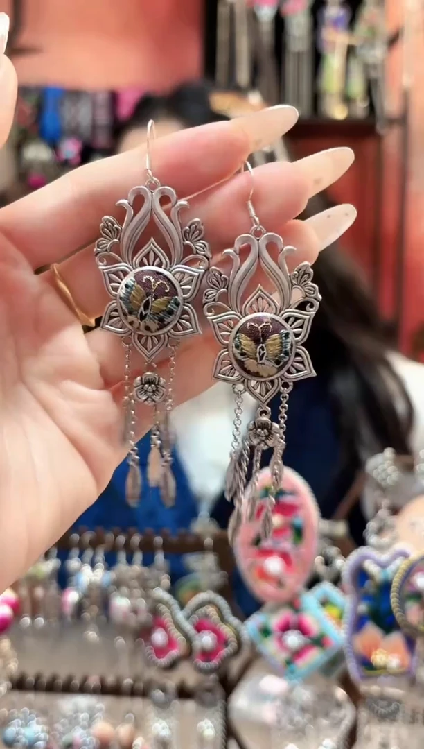 织绣云织谣民族风精美饰品  128