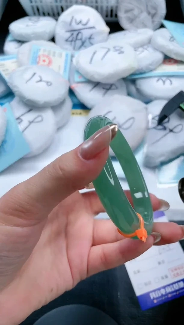 【闪购商品】石英质玉手镯未镶嵌21V56-60