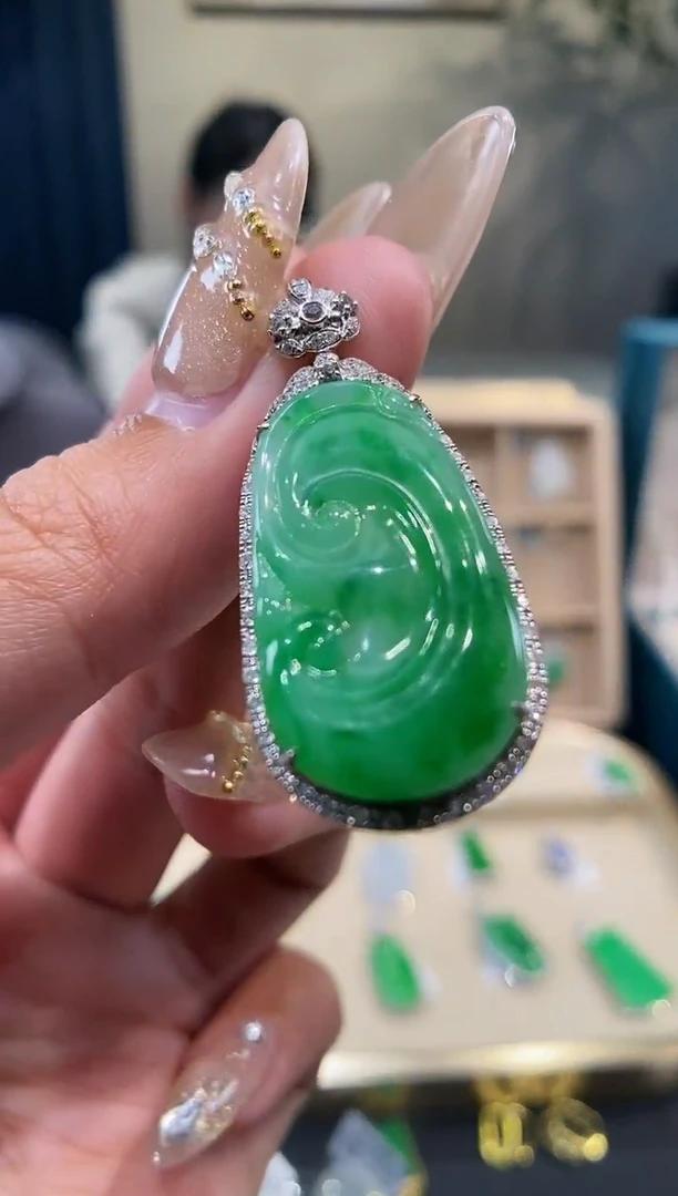 【闪购商品】翡翠吊坠(不含链)18K金镶嵌如意