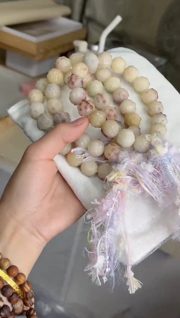 菩提根/象牙果手串紫美人玉化羊咩咩14手持