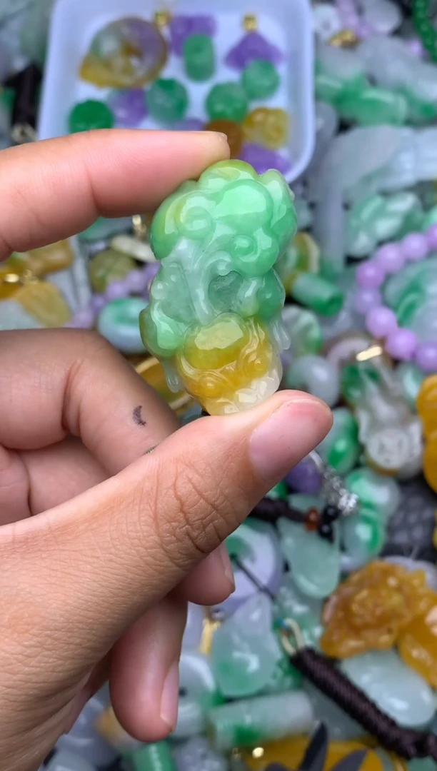 颈饰未镶嵌翡翠天然缅甸翡翠吊坠