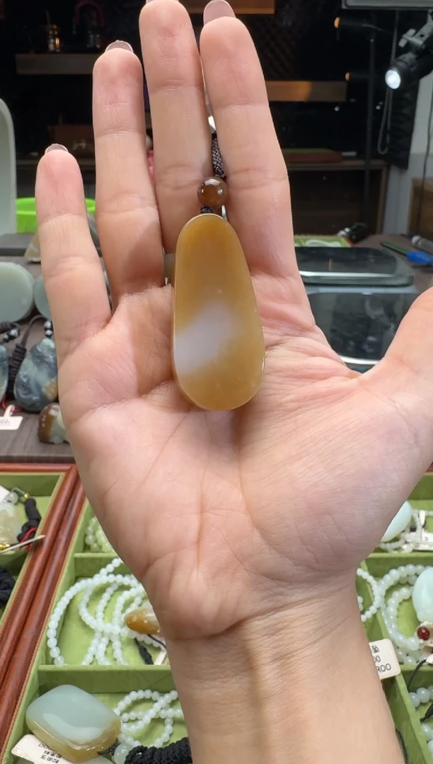 和田玉未镶嵌吊坠(赠链)且末料金山糖白吊坠