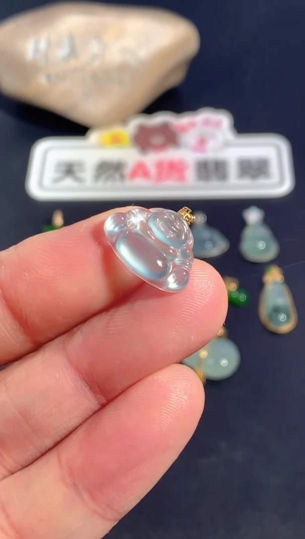 颈饰18K金镶嵌翡翠