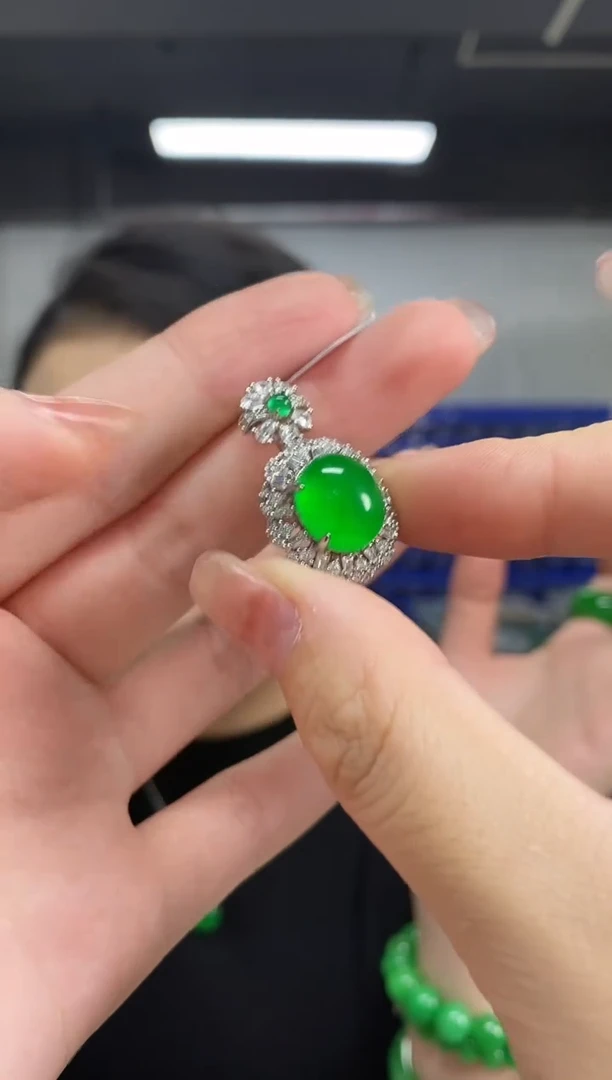 颈饰未镶嵌翡翠多样性发其一颜色微差