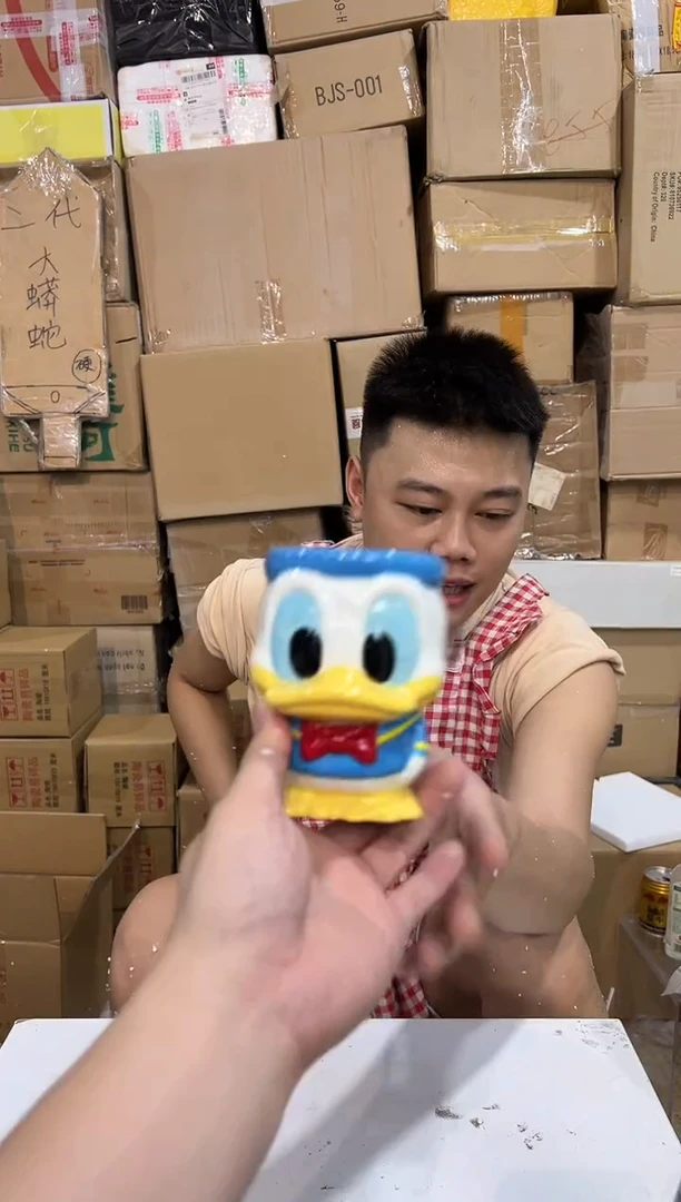 瓷片Q版唐老鸭全身杯