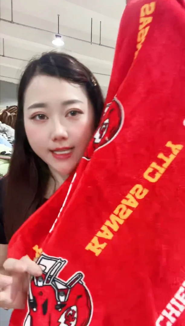 牛奶绒主播手上展示的产品