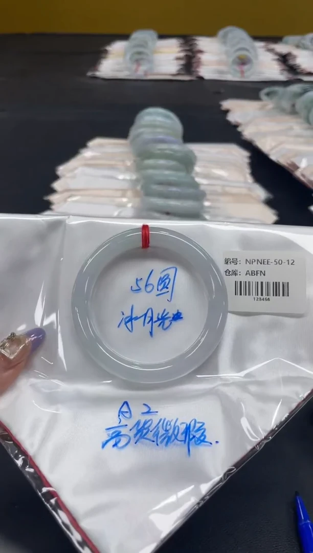 未镶嵌手镯翡翠?**?翡翠手镯