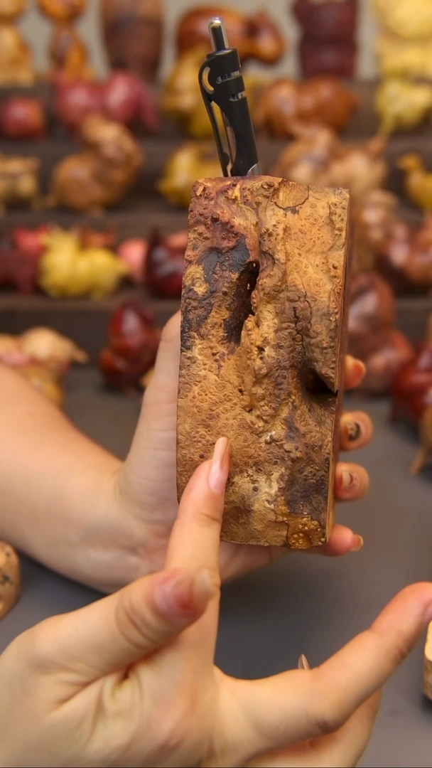 交趾黄檀（大红酸枝）扎**吉山杏小笔筒