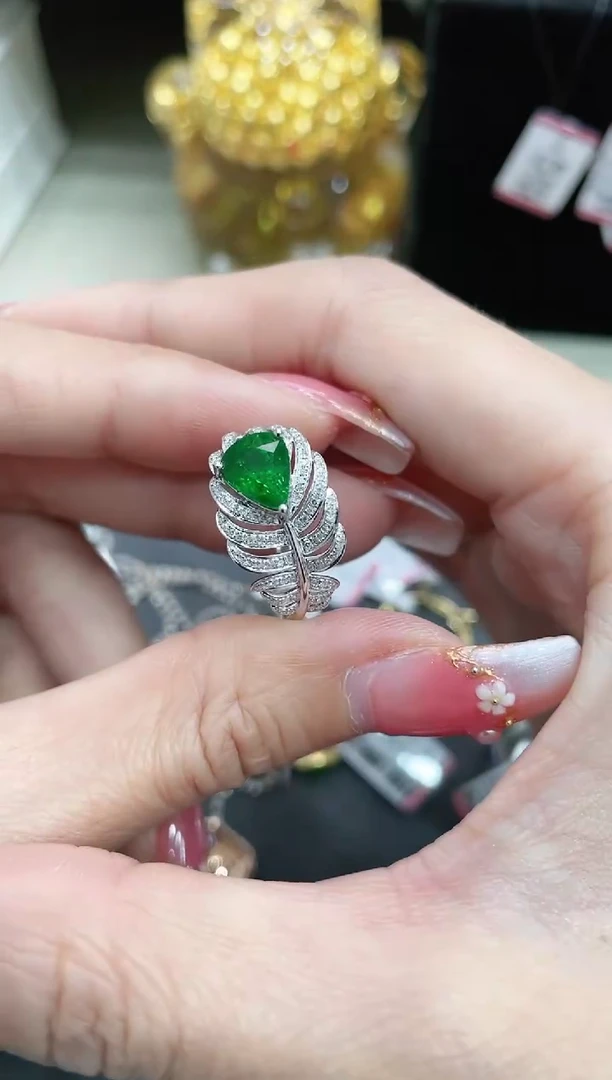 18K金镶嵌沙弗莱戒指