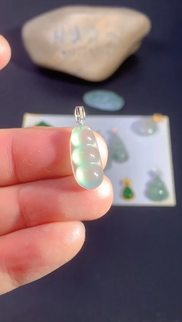 颈饰18K金镶嵌翡翠