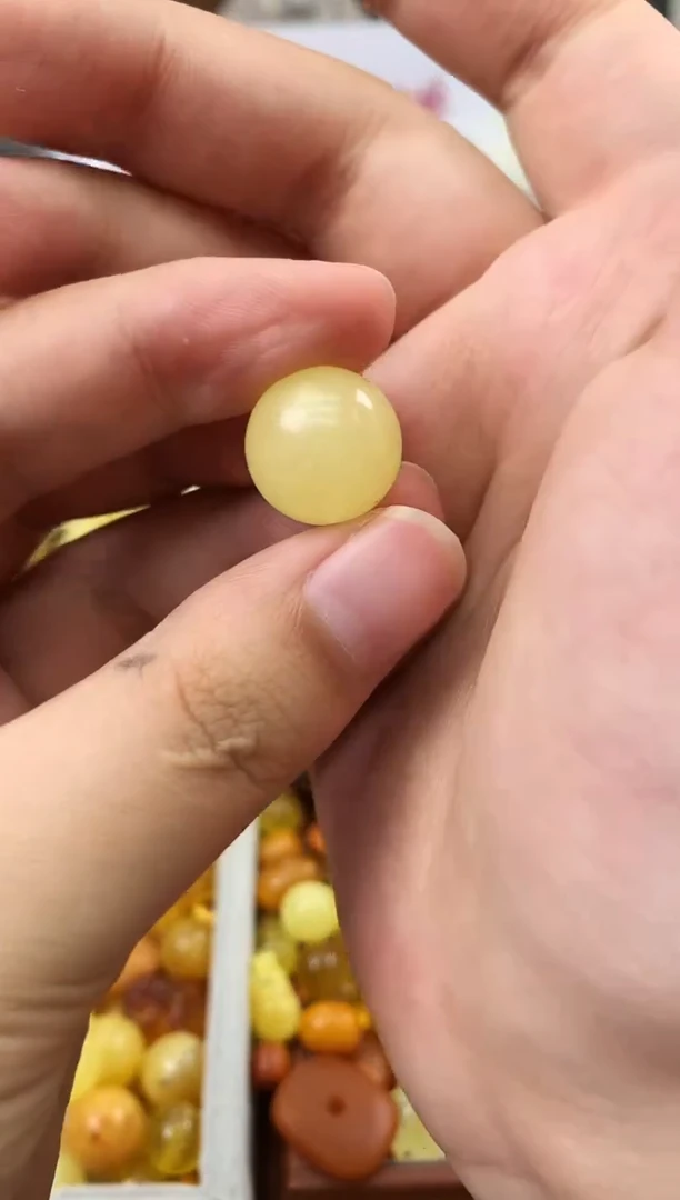 未镶嵌琥珀珠宝奇石131