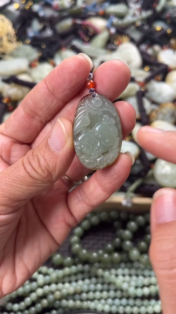 【闪购商品】和田玉颈饰未镶嵌多样性发货没有证书，拍一发一.有瑕